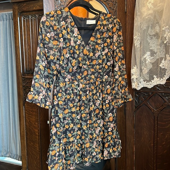 Muted floral print Black 3/4 sleeve dress Perfect for fall! - Picture 4 of 9